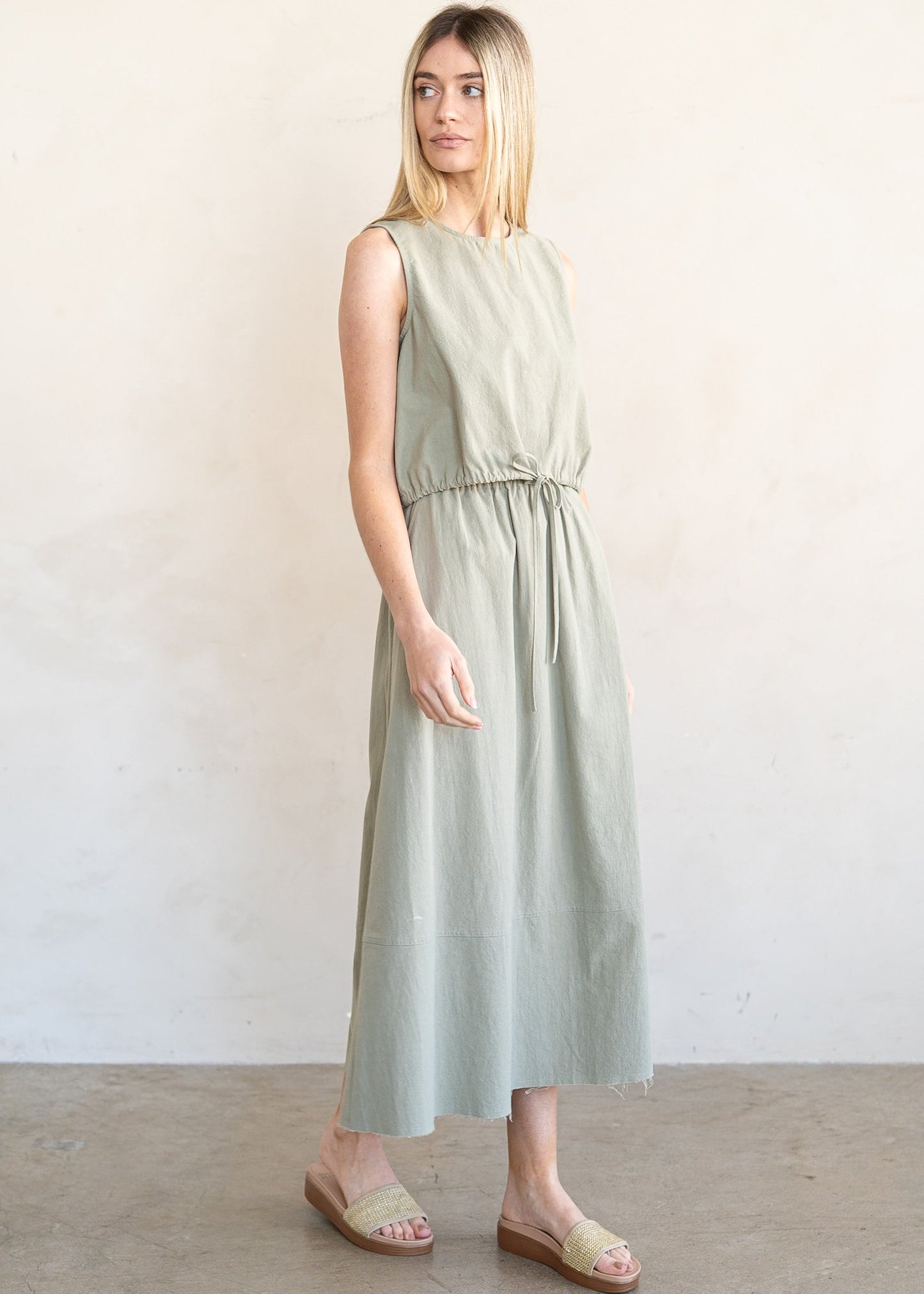 TANA TIE HEM TANK