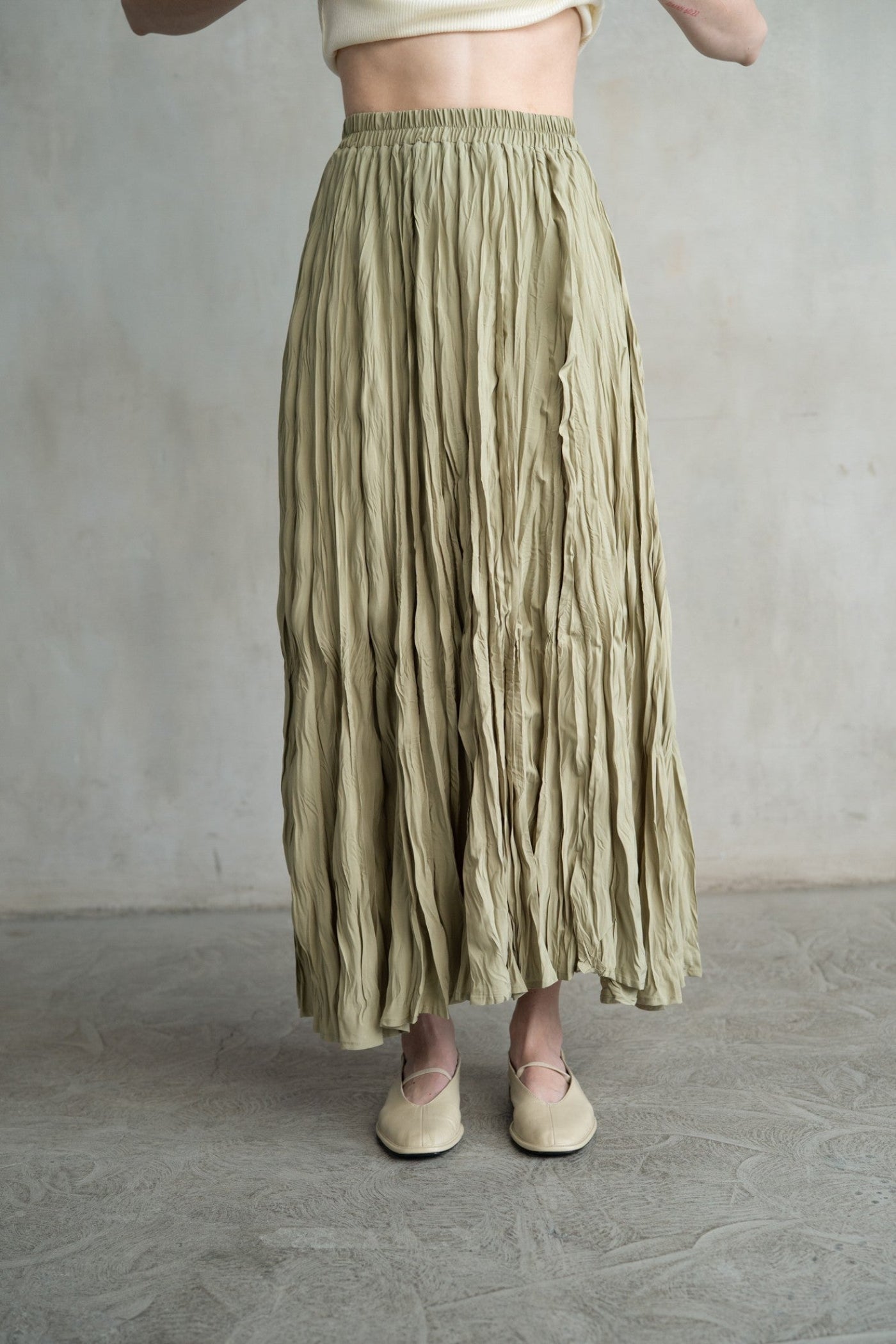 ELLE GREY ELEGANT CRINKLED MAXI SKIRT – SAGE & DARK BROWN