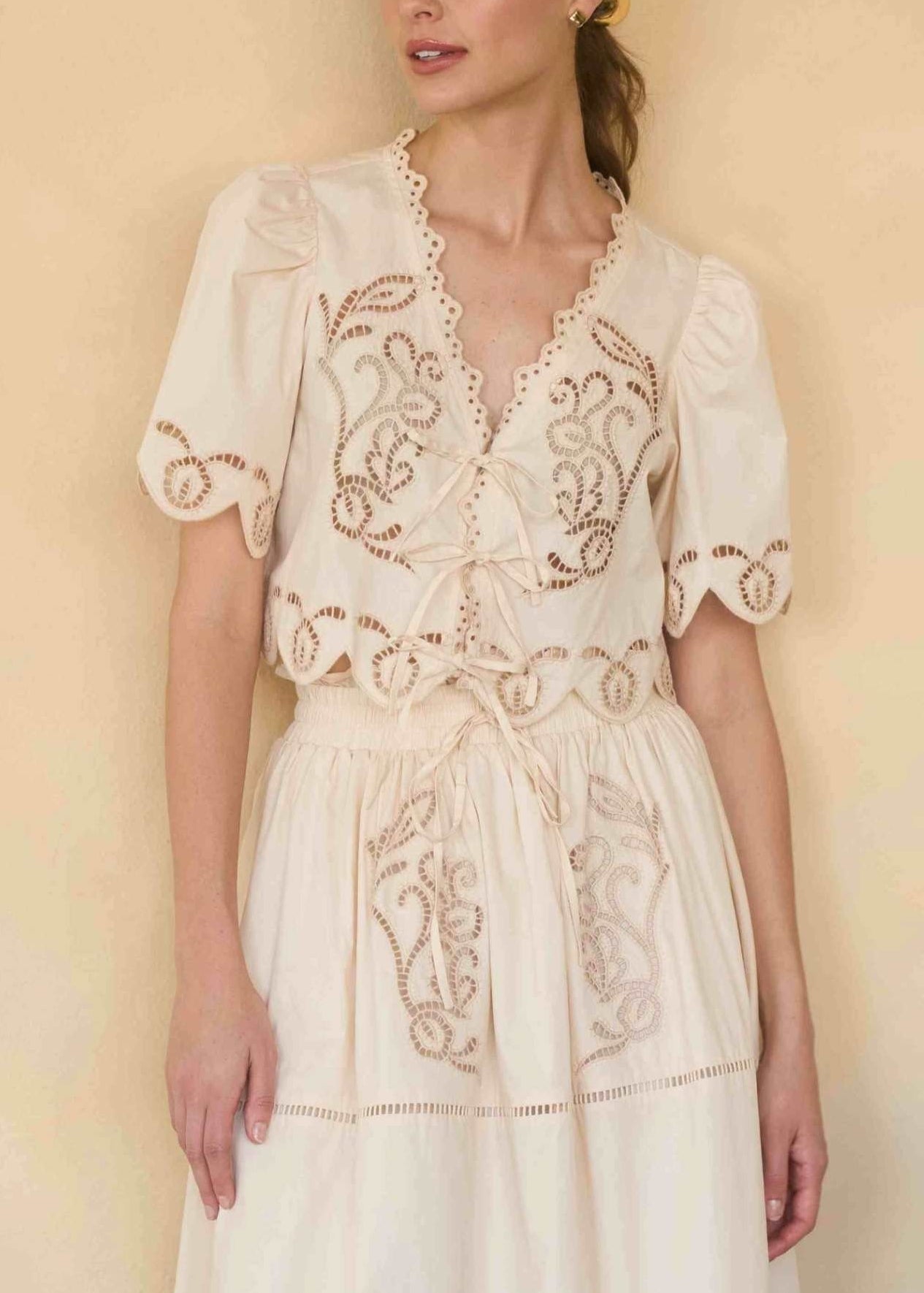 SHORT SLEEVE FRONT TIE TOP EYELET DESIGN