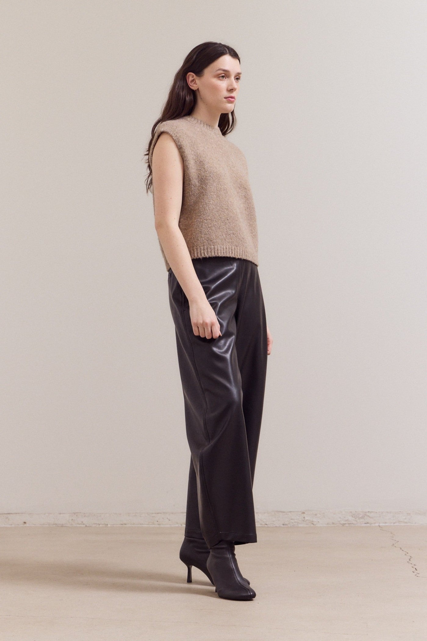 SLEEVELESS KNIT TOP