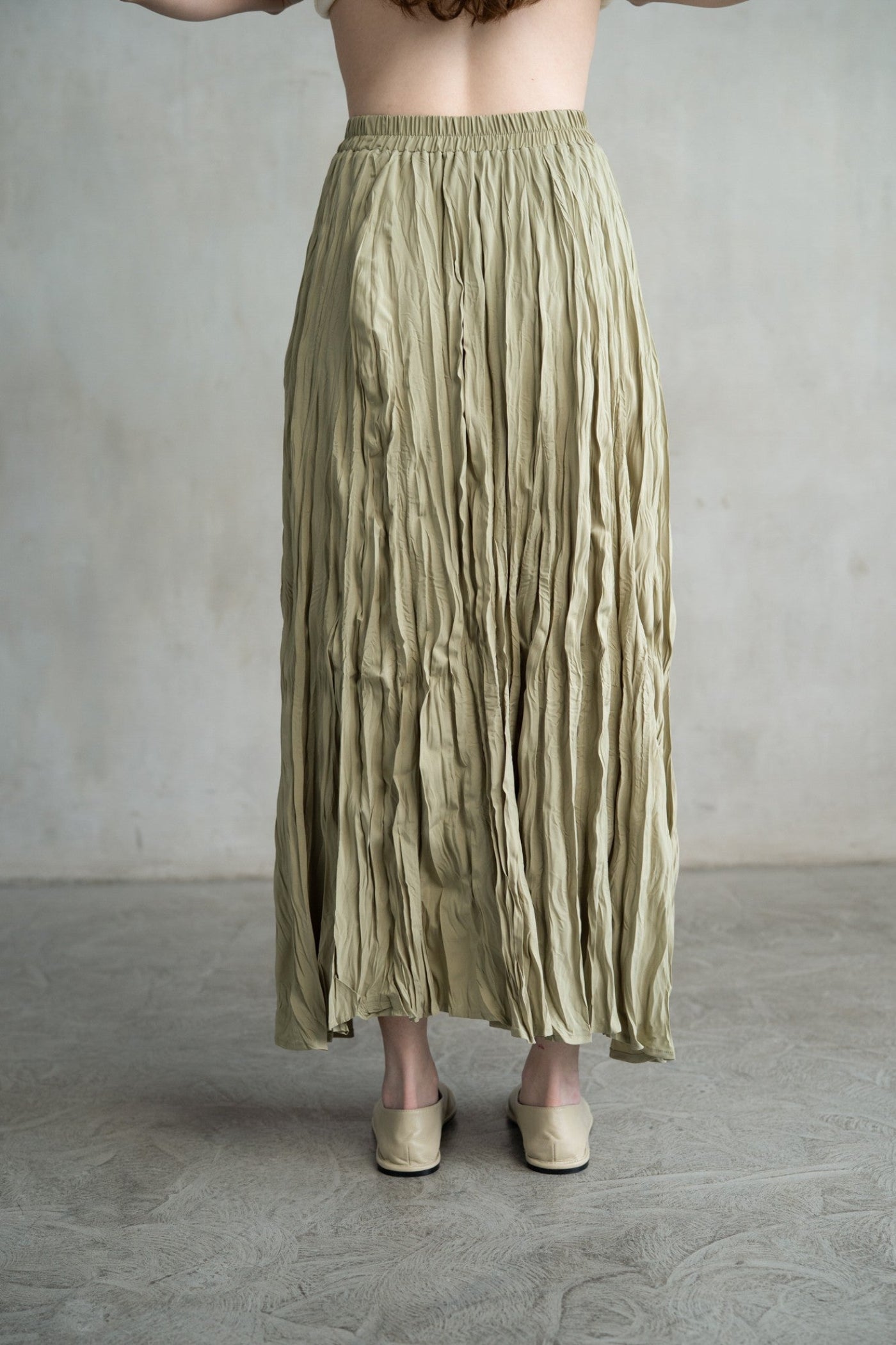 ELLE GREY ELEGANT CRINKLED MAXI SKIRT – SAGE & DARK BROWN