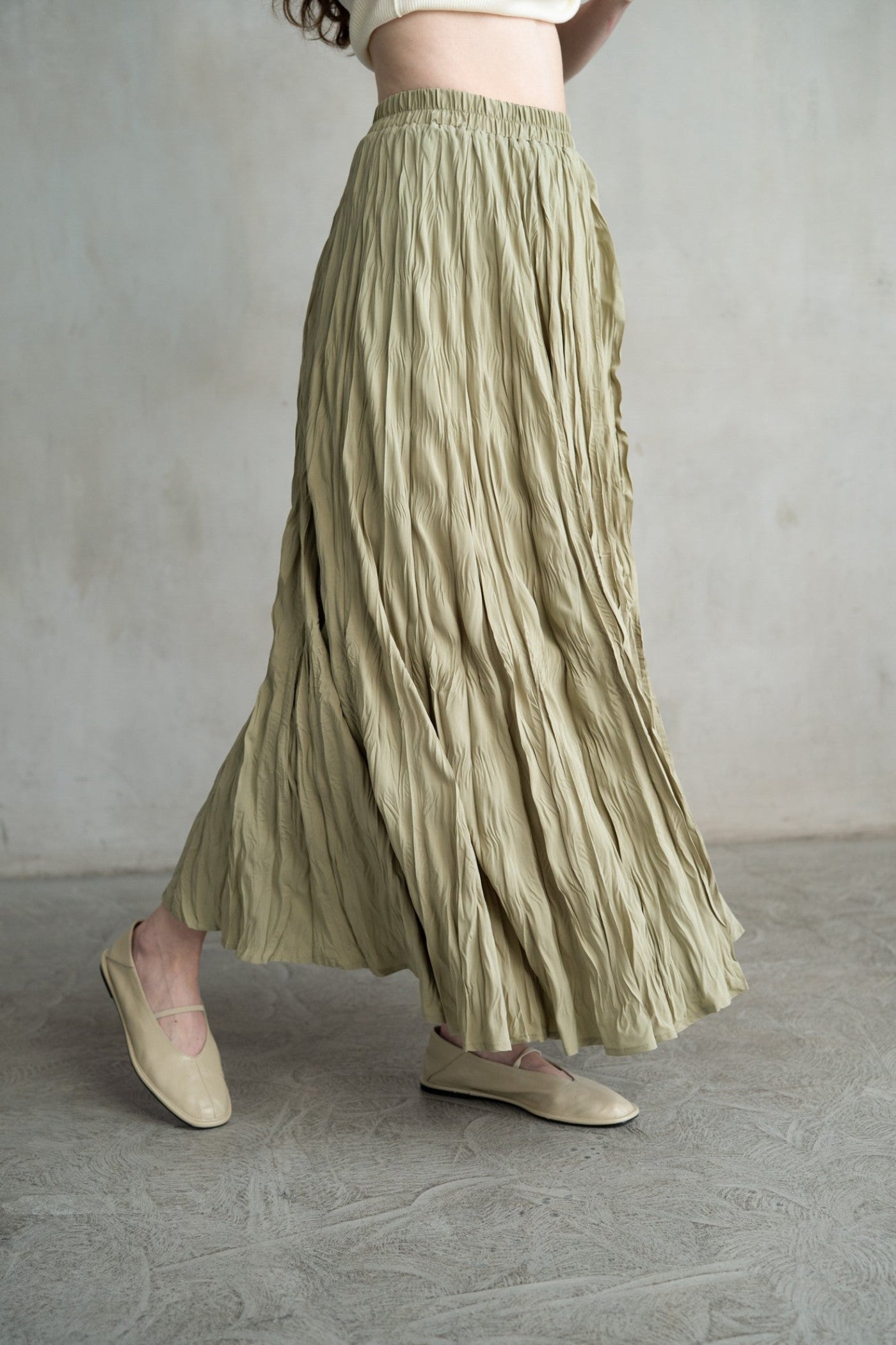 ELLE GREY ELEGANT CRINKLED MAXI SKIRT – SAGE & DARK BROWN