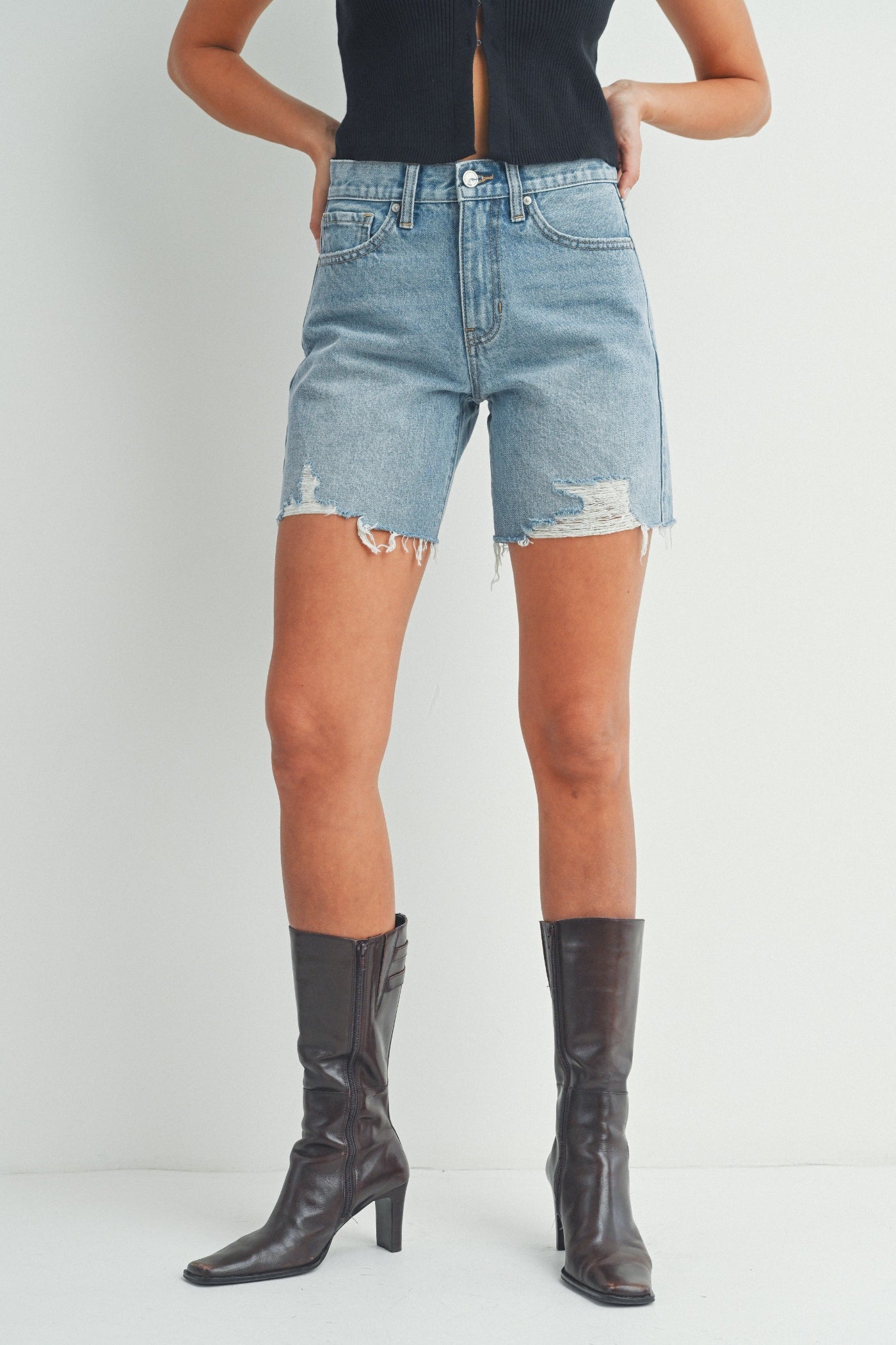 JUST USA JEANS SLIGHTLY DISTRESSED WALKING SHORT COOL AND CHIC DENIM