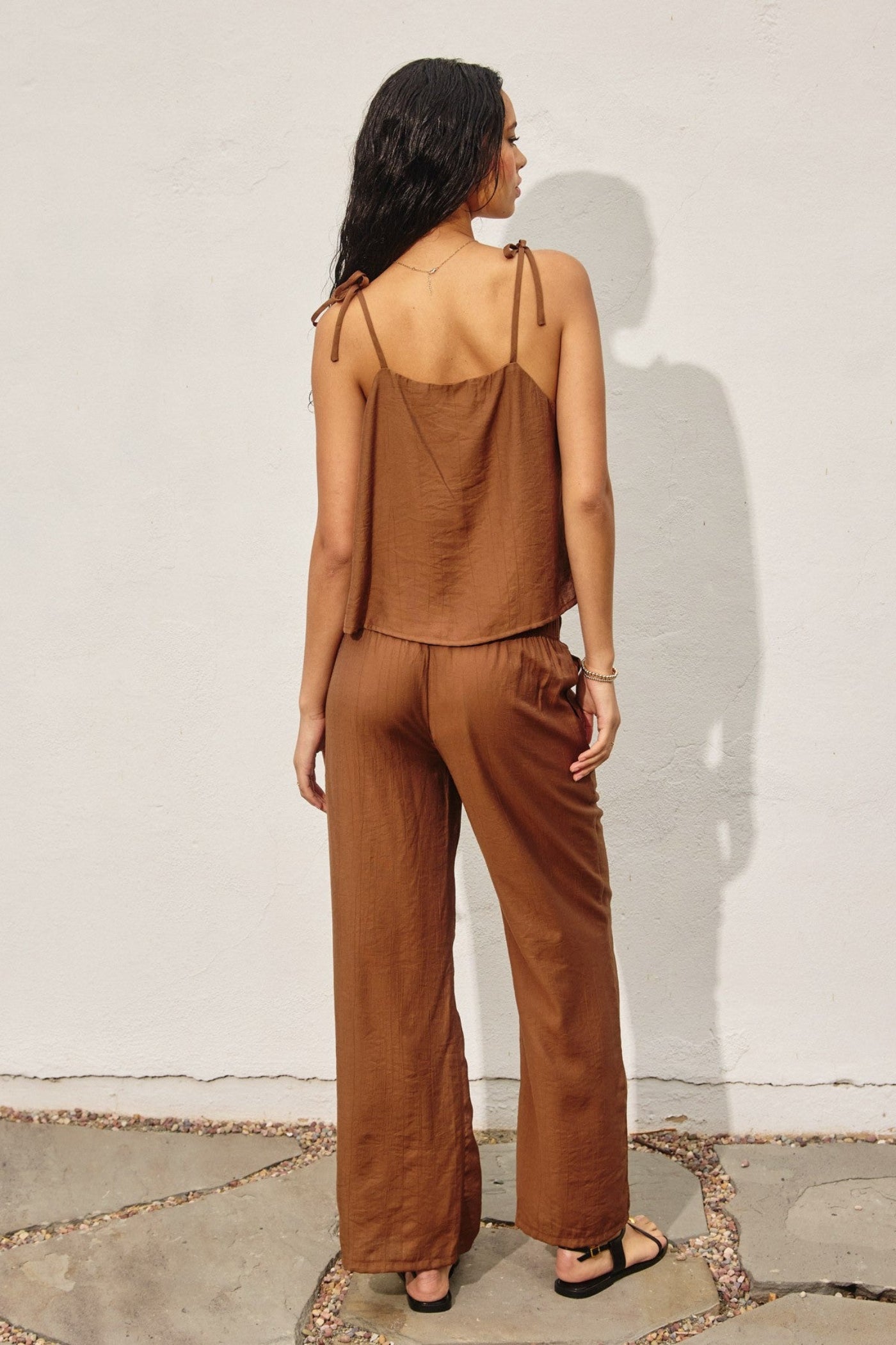DRESS FORUM OPEN AIR TIE SHOULDER BOXY CAMI TOP – RELAXED SCOOP NECK CAMI IN WARM BROWN WITH ADJUSTABLE TIES
