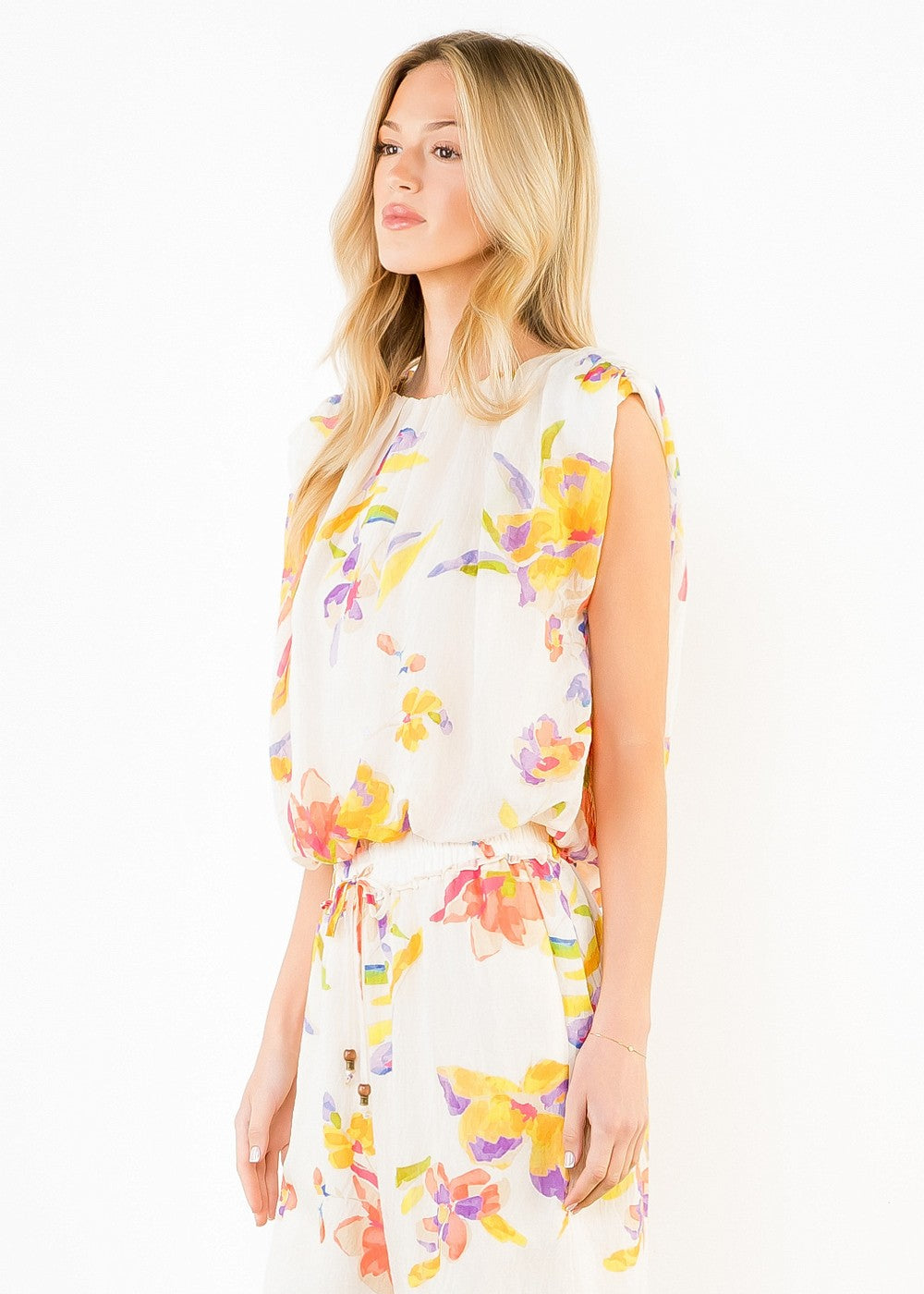 LACY SLEEVELESS FLORAL TOP