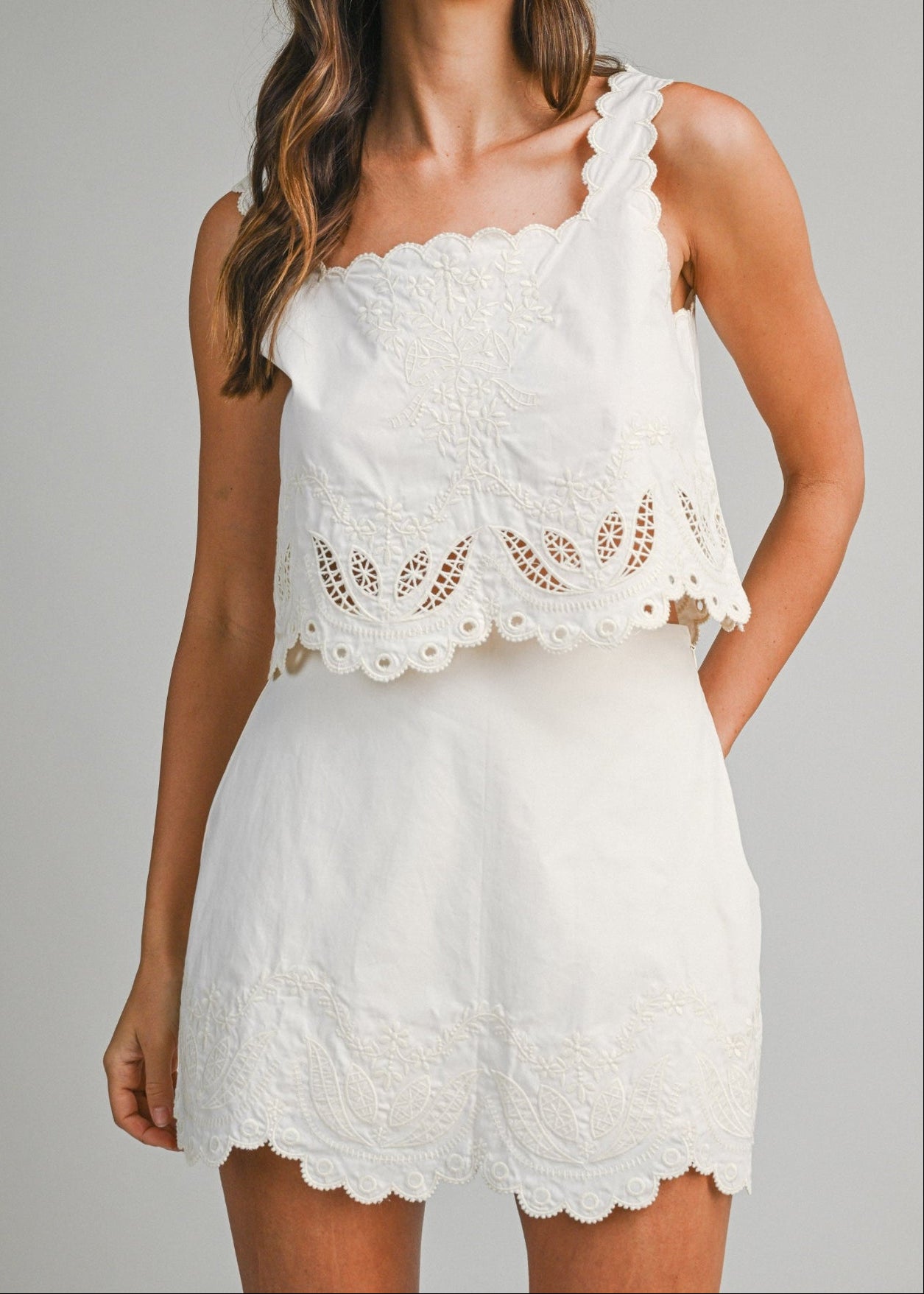 SCALLOPED EMBROIDERY CROP TOP